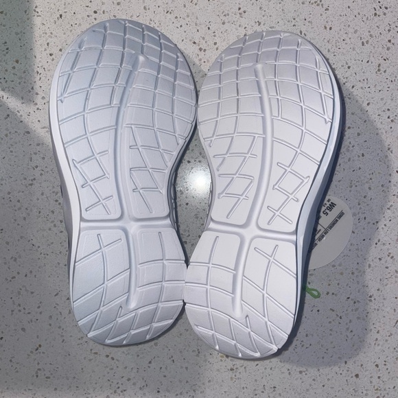 ๐ OOFOS Womenโs Black/White Mesh ๐ - Picture 12 of 15